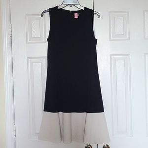 Tommy H Sheath Dress with Flared Bottom. Black/White Sz 8